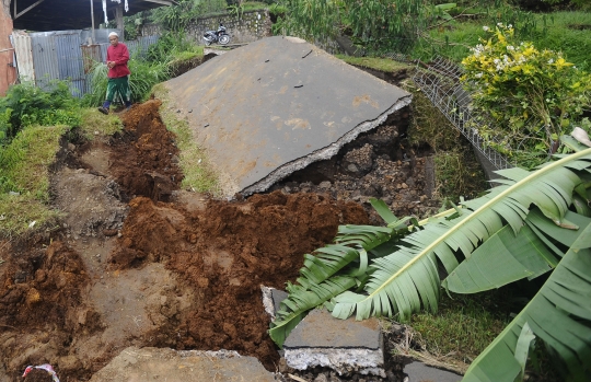 Dahsyatnya Gempa Cianjur Sampai Membelah Jalanan