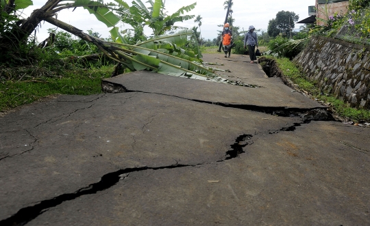 Dahsyatnya Gempa Cianjur Sampai Membelah Jalanan