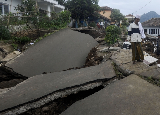 Dahsyatnya Gempa Cianjur Sampai Membelah Jalanan