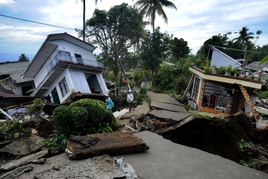 Dahsyatnya Gempa Cianjur Sampai Membelah Jalanan