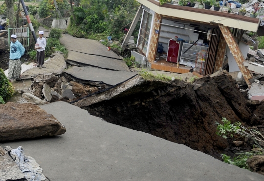 Dahsyatnya Gempa Cianjur Sampai Membelah Jalanan