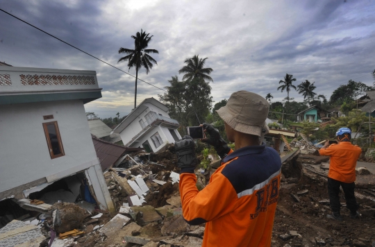 Dahsyatnya Gempa Cianjur Sampai Membelah Jalanan