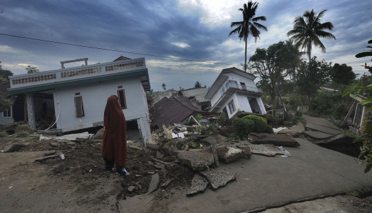 Potret Santri Bertahan di Tengah Reruntuhan Gempa Cianjur