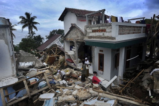 Potret Santri Bertahan di Tengah Reruntuhan Gempa Cianjur