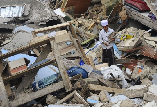 Potret Santri Bertahan di Tengah Reruntuhan Gempa Cianjur