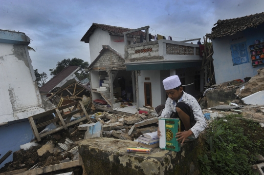 Potret Santri Bertahan di Tengah Reruntuhan Gempa Cianjur