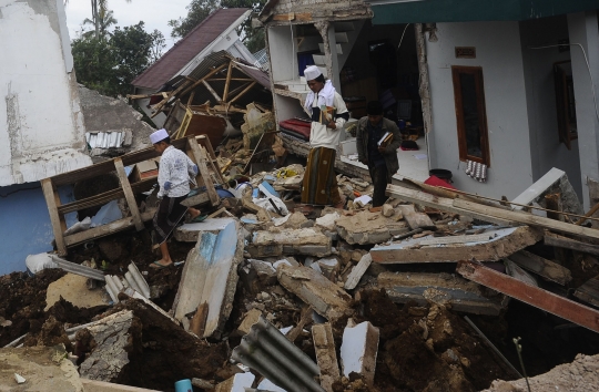 Potret Santri Bertahan di Tengah Reruntuhan Gempa Cianjur