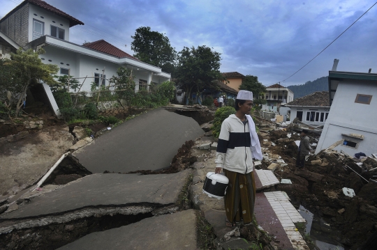 Potret Santri Bertahan di Tengah Reruntuhan Gempa Cianjur