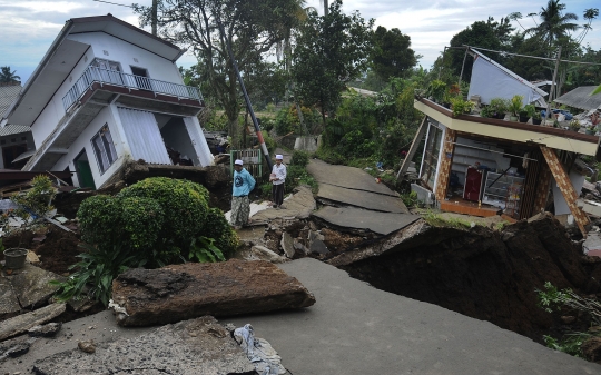 Potret Santri Bertahan di Tengah Reruntuhan Gempa Cianjur