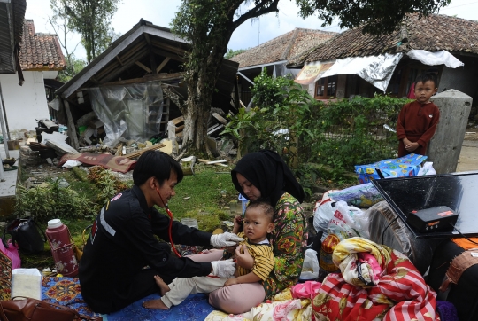 Pemeriksaan Kesehatan untuk Pengungsi Korban Gempa Cianjur