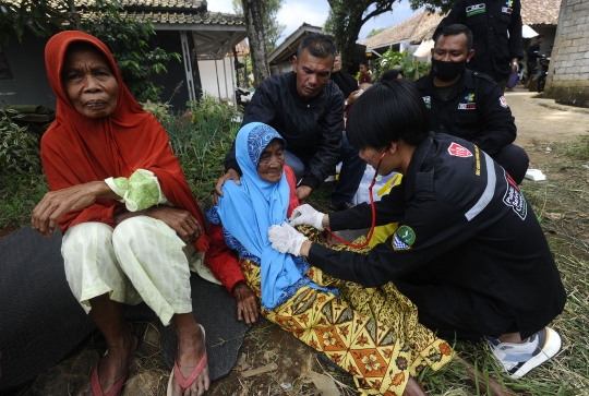 Pemeriksaan Kesehatan untuk Pengungsi Korban Gempa Cianjur