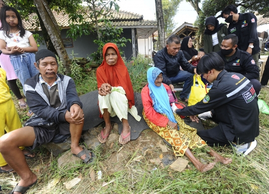 Pemeriksaan Kesehatan untuk Pengungsi Korban Gempa Cianjur