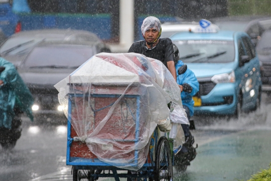 Jakarta Cuaca Ekstrem, Warga Diimbau Kurangi Aktivitas di Luar Rumah