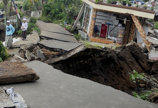 Rumah 2 Lantai Tercerabut Pondasi karena Dahsyatnya Gempa Cianjur