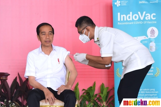 Presiden Joko Widodo, atau akrab disapa Jokowi, menerima suntikan vaksin Covid-19 dosis keempat atau vaksin booster kedua di Istana Kepresidenan Bogor, Bogor, Jawa Barat, Kamis (24/11/2022). Vaksin yang disuntikkan kepada Presiden adalah Indovac buatan dalam negeri.