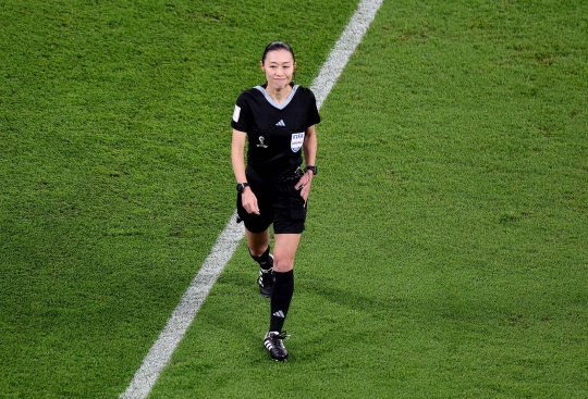 Aksi Wasit Perempuan Asal Jepang di Piala Dunia 2022