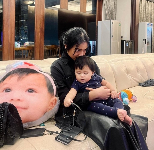Potret Fuji Bareng Baby Ameena Curi Perhatian, Netizen 'Duo Mochi Gemas'