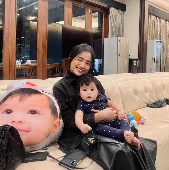 Potret Fuji Bareng Baby Ameena Curi Perhatian, Netizen 'Duo Mochi Gemas'