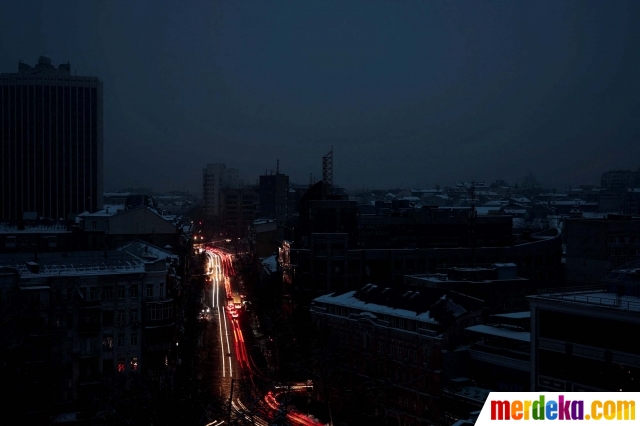Pemandangan Kiev, Ukraina tampak gelap gulita, pada Rabu (23/11/2022) malam. Hampir seluruh wilayah Ibu Kota Ukraina kehilangan aliran listrik setelah rentetan serangan rudal Rusia menghantam sebuah fasilitas energi.