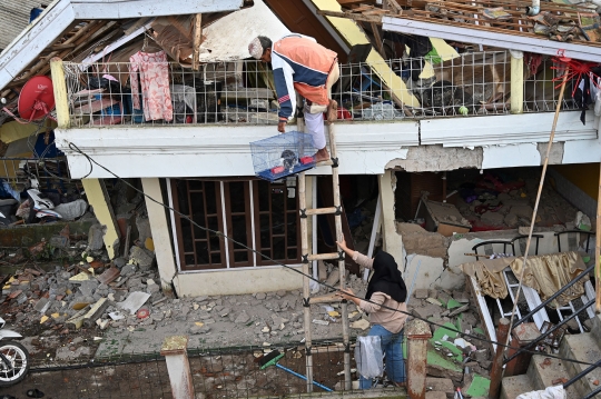 Aksi Penyelamatan Kucing dari Rumah Hancur Akibat Gempa Cianjur
