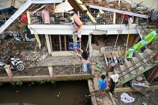 Aksi Penyelamatan Kucing dari Rumah Hancur Akibat Gempa Cianjur