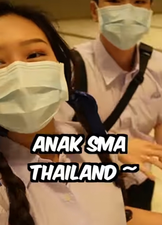 5 Potret Sisca Kohl & Jess No Limit Cosplay Anak Sekolah di Thailand, Disebut Mirip