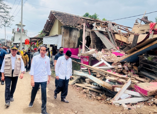 Gaya Jokowi Kembali Tinjau Daerah Terdampak Gempa Bumi di Cianjur