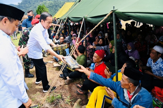 Gaya Jokowi Kembali Tinjau Daerah Terdampak Gempa Bumi di Cianjur