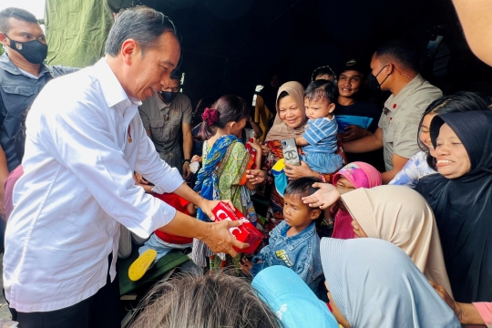 Gaya Jokowi Kembali Tinjau Daerah Terdampak Gempa Bumi di Cianjur