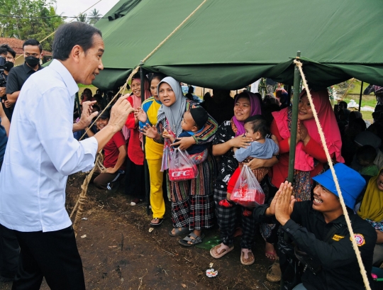 Gaya Jokowi Kembali Tinjau Daerah Terdampak Gempa Bumi di Cianjur