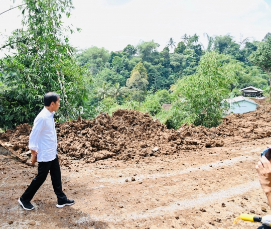 Gaya Jokowi Kembali Tinjau Daerah Terdampak Gempa Bumi di Cianjur