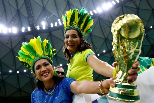 Aksi Suporter Cantik Timnas Brasil di Piala Dunia 2022