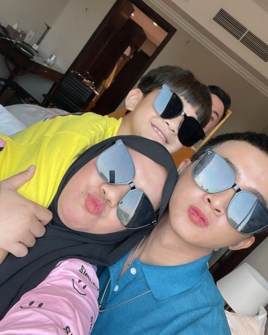 5 Potret Mbak Lala Pengasuh Rafathar di Qatar, Gayanya Curi Perhatian