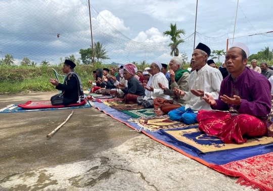 Momen Haru Selimuti Salat Jumat di Lokasi Gempa Cianjur