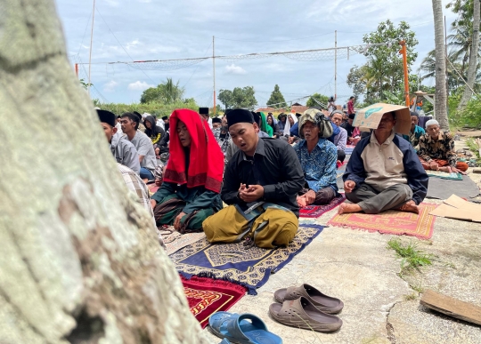 Momen Haru Selimuti Salat Jumat di Lokasi Gempa Cianjur