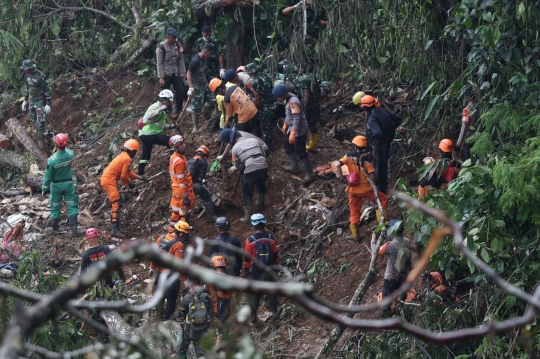 Pencarian Korban Longsor Cianjur Terkendala Cuaca