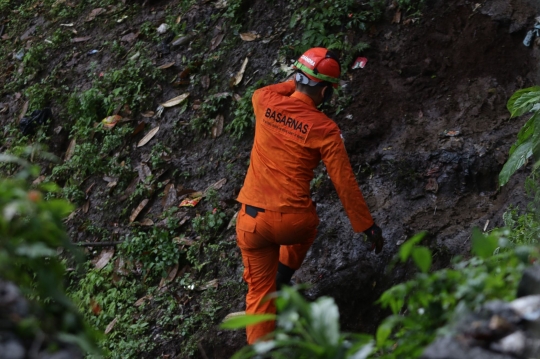 Pencarian Korban Longsor Cianjur Terkendala Cuaca