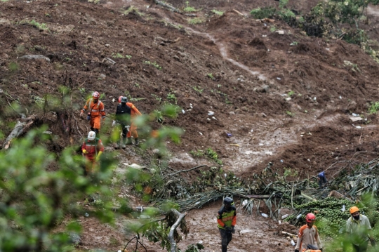 Pencarian Korban Longsor Cianjur Terkendala Cuaca