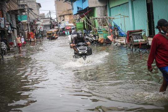 Banjir Rob Terjang Pesisir Jakarta