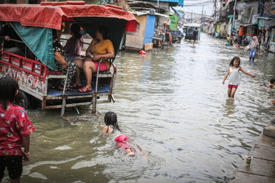 Banjir Rob Terjang Pesisir Jakarta