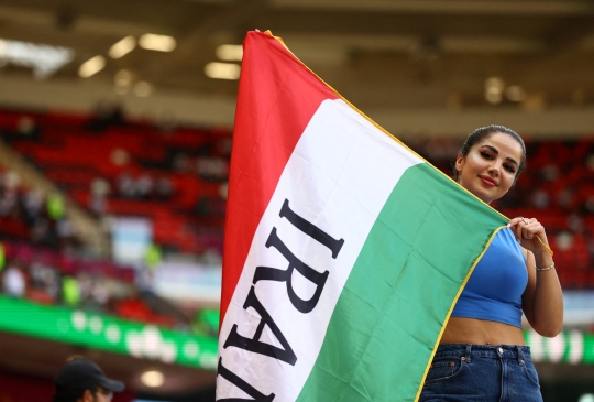 Aksi Suporter Cantik Timnas Iran saat Laga Lawan Wales di Piala Dunia 2022