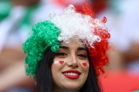 Aksi Suporter Cantik Timnas Iran saat Laga Lawan Wales di Piala Dunia 2022