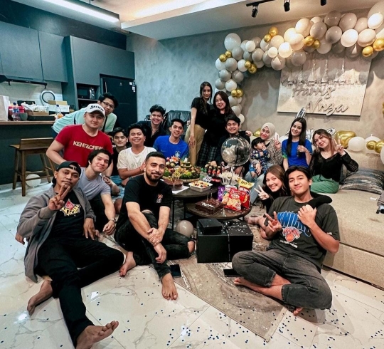 Momen Perayaan Ulang Tahun Harris Vriza, Digelar Sederhana di Rumah Bareng Sahabat