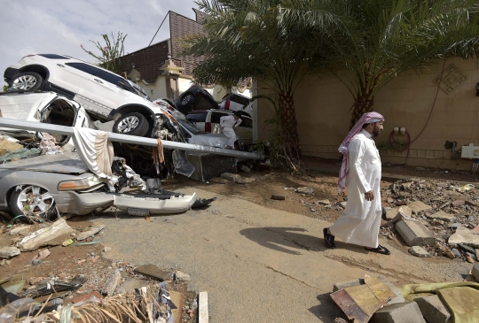 Penampakan Mobil-Mobil Bertumpukan Akibat Dahsyatnya Banjir di Jeddah