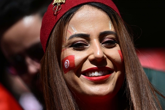 Senyum Manis Suporter Cantik Warnai Duel Tunisia vs Australia