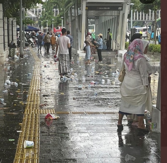 Potret Sampah Berserakan di GBK Usai Acara Nusantara Bersatu