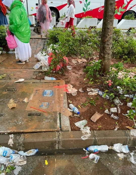 Potret Sampah Berserakan di GBK Usai Acara Nusantara Bersatu