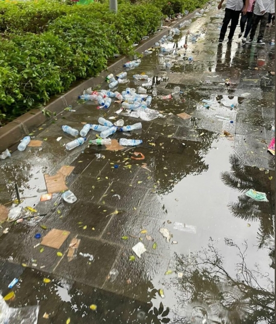 Potret Sampah Berserakan di GBK Usai Acara Nusantara Bersatu