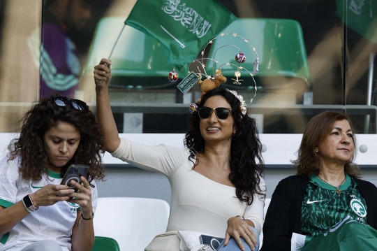 Wajah Cantik Suporter Arab Saudi Kembali Warnai Tribun Piala Dunia