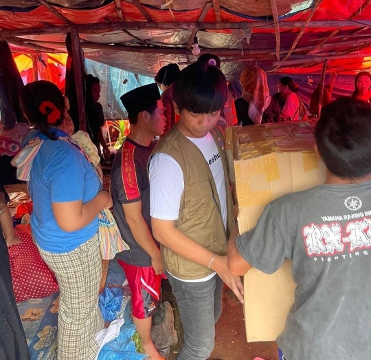 Salut, Ini Momen Rian D'masiv Turun Langsung Beri Bantuan Untuk Korban Gempa Cianjur
